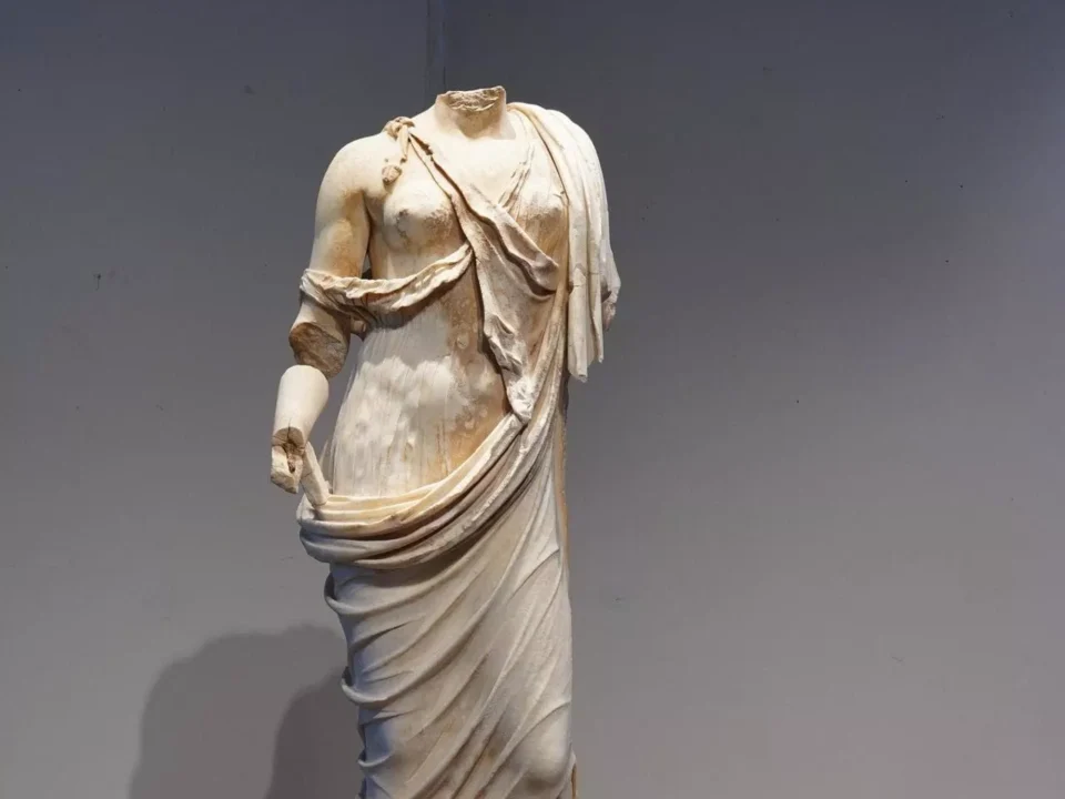 statua femminile_Castelli Romani