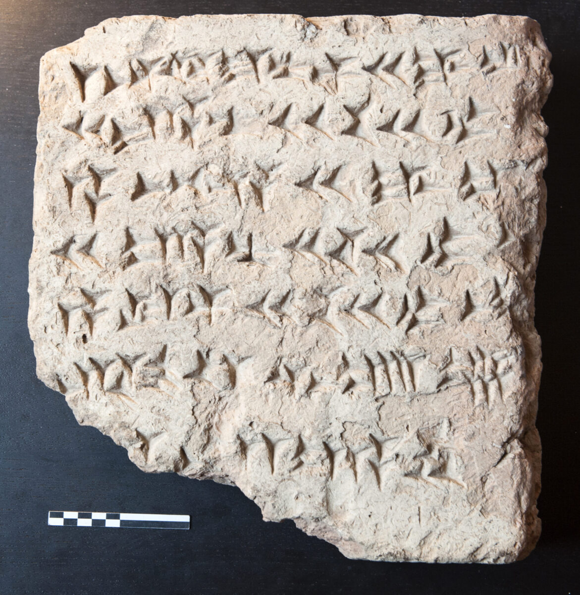Mattone cotto con iscrizione cuneiforme del re assiro Salmanassar III (858-824 a.C.) che ne attesta la provenienza dalla ziqqurat di Kalkhu (moderna Nimrud, Iraq settentrionale)