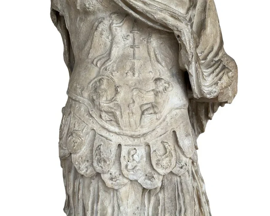 Statua_di_imperatore_loricato_I_secolo_dC_Marmo_bianco_Accademia_di_Belle_Arti_di_Carrara