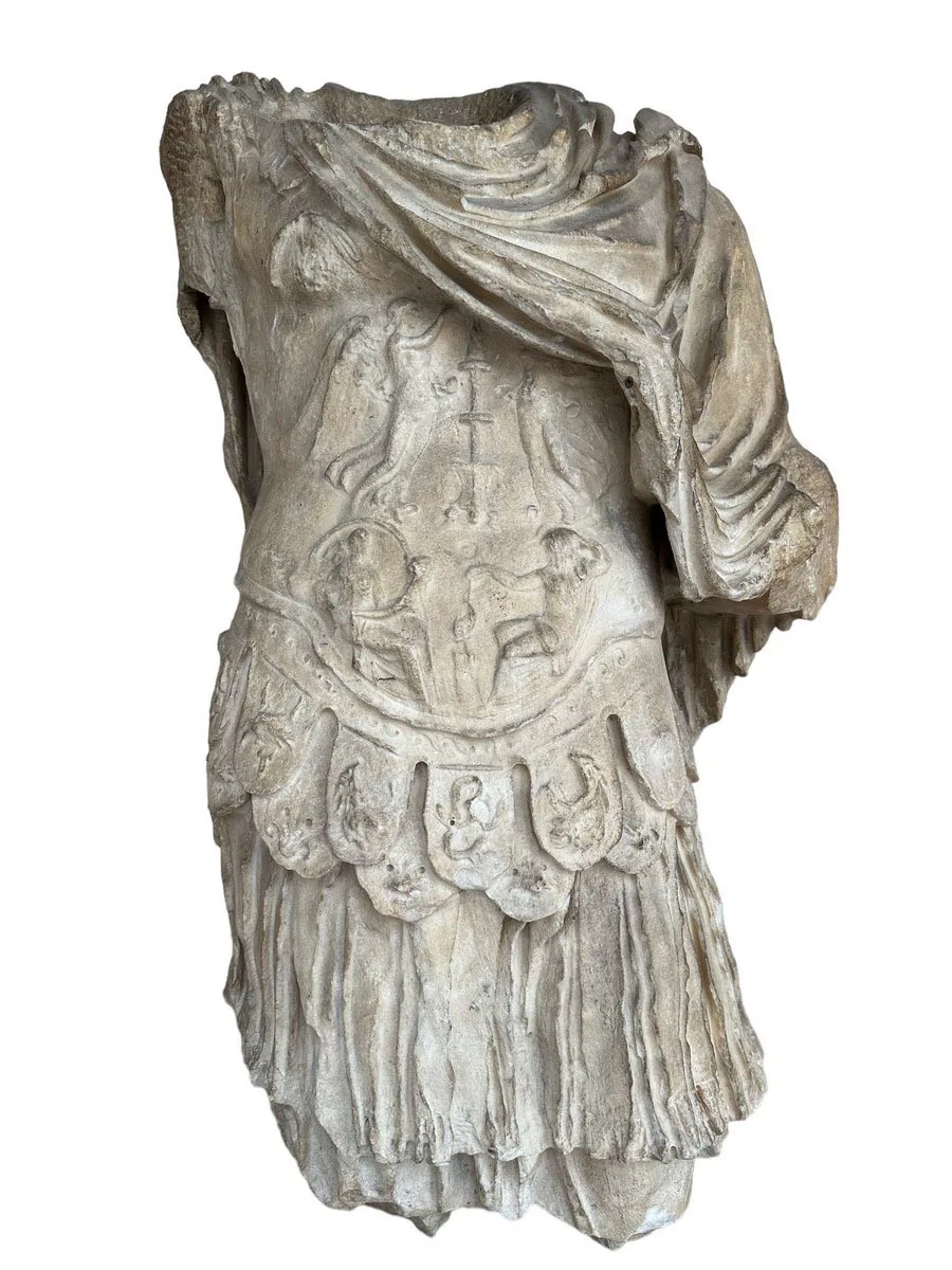 Statua_di_imperatore_loricato_I_secolo_dC_Marmo_bianco_Accademia_di_Belle_Arti_di_Carrara