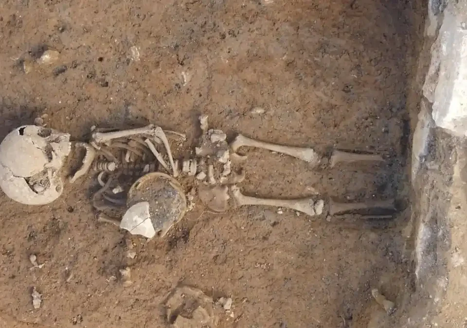 Scheletro di un bambino in una necropoli romana