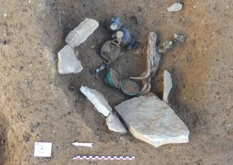 Scheletro di un bambino in una necropoli romana