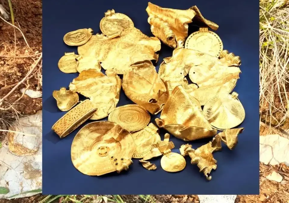 Misteriose brattee d’oro prodotte durante il crollo dell’Impero romano trovate in un campo agricolo