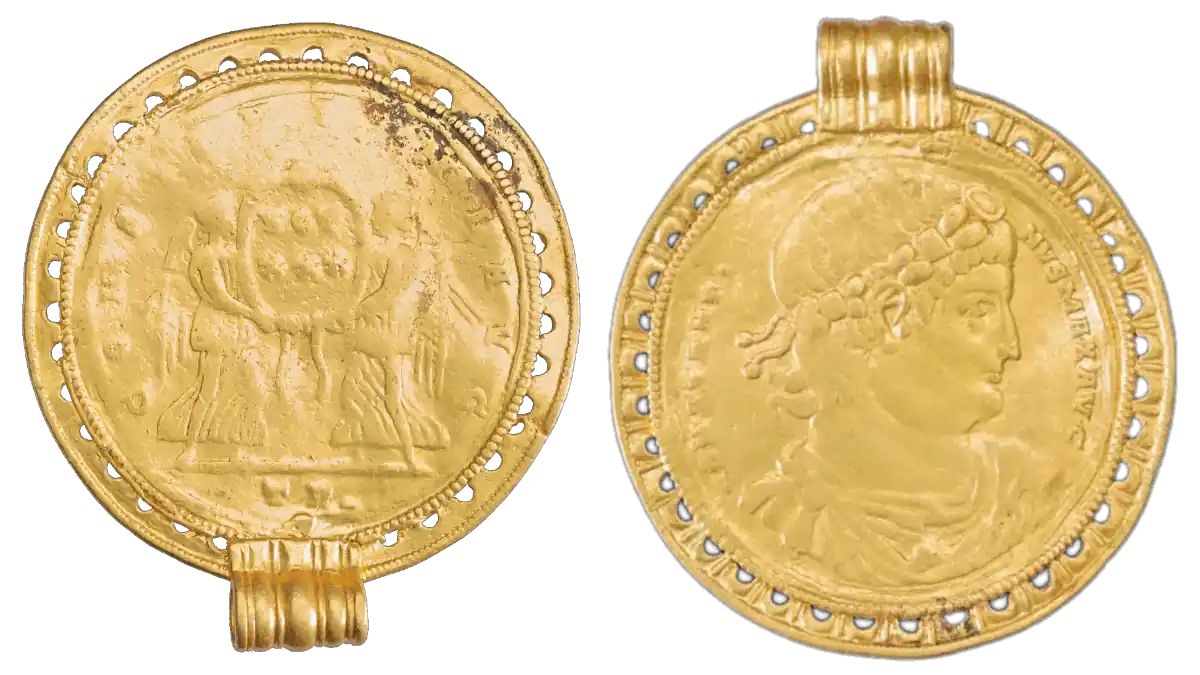 Misteriose brattee d’oro prodotte durante il crollo dell’Impero romano trovate in un campo agricolo